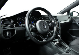 Подержанный автомобиль Volkswagen Golf R Hatchback 2019 года (9 фото)