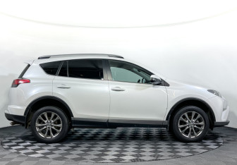 Подержанный автомобиль Toyota RAV4 2018 года (4 фото)