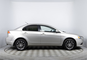 Подержанный автомобиль Mitsubishi Lancer Sedan 2012 года (4 фото)
