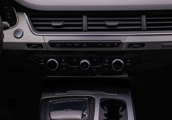 Подержанный автомобиль Audi Q7 2015 года (14 фото)