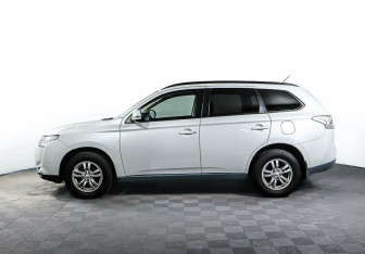 Подержанный автомобиль Mitsubishi Outlander 2013 года (3 фото)