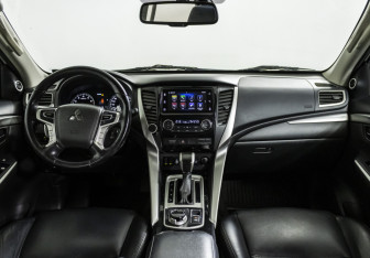 Подержанный автомобиль Mitsubishi Pajero Sport 2016 года (12 фото)