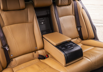 Подержанный автомобиль Lexus ES 2019 года (17 фото)