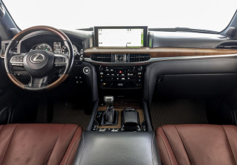 Подержанный автомобиль Lexus LX 2018 года (14 фото)