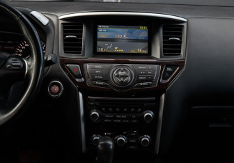 Подержанный автомобиль Nissan Pathfinder 2016 года (13 фото)