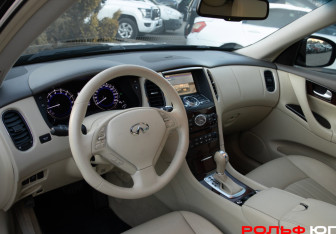 Подержанный автомобиль Infiniti QX50 2015 года (10 фото)