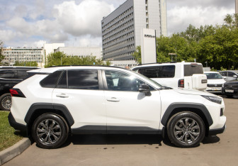 Подержанный автомобиль Toyota RAV4 2025 года (3 фото)
