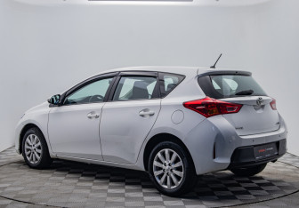Подержанный автомобиль Toyota Auris Hatchback 2013 года (3 фото)