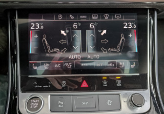 Подержанный автомобиль Audi A8 2023 года (26 фото)