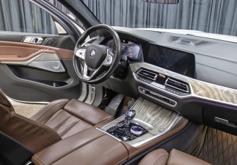 Подержанный автомобиль BMW X7 2019 года (12 фото)
