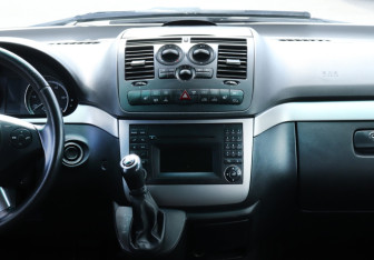 Подержанный автомобиль Mercedes-Benz Viano 2010 года (14 фото)
