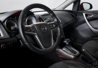 Подержанный автомобиль Opel Astra Hatchback 2013 года (14 фото)