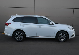 Подержанный автомобиль Mitsubishi Outlander 2022 года (4 фото)