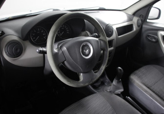 Подержанный автомобиль Renault Sandero 2012 года (7 фото)