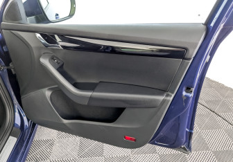 Подержанный автомобиль Skoda Octavia Liftback 2015 года (24 фото)