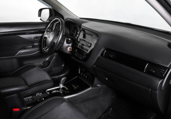 Подержанный автомобиль Mitsubishi Outlander 2019 года (11 фото)