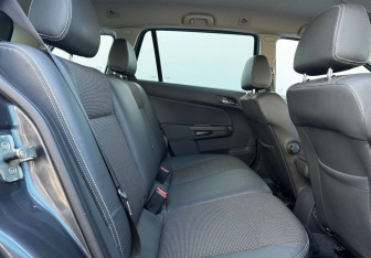 Подержанный автомобиль Opel Astra Wagon 2011 года (11 фото)
