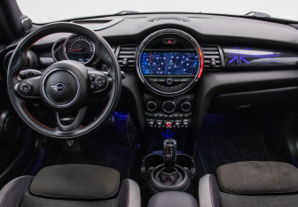 Подержанный автомобиль MINI Hatch 2020 года (13 фото)