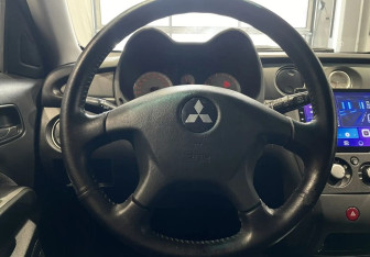 Подержанный автомобиль Mitsubishi Outlander 2005 года (14 фото)