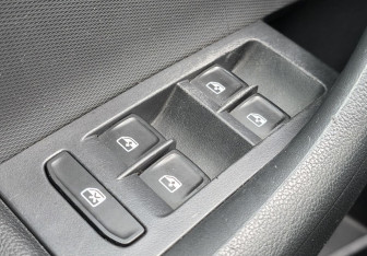 Подержанный автомобиль Skoda Rapid Liftback 2016 года (15 фото)