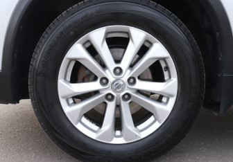 Подержанный автомобиль Nissan X-Trail 2015 года (17 фото)