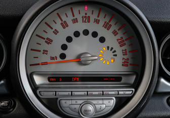Подержанный автомобиль MINI Hatch 2007 года (11 фото)