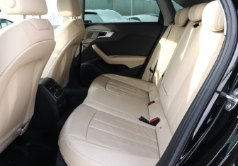 Подержанный автомобиль Audi A4 Sedan 2019 года (10 фото)