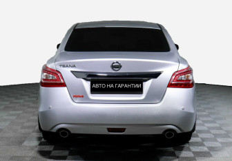 Подержанный автомобиль Nissan Teana 2015 года (6 фото)