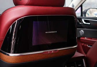 Подержанный автомобиль Hongqi E-HS9 2023 года (14 фото)