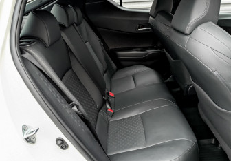 Подержанный автомобиль Toyota C-HR 2019 года (13 фото)