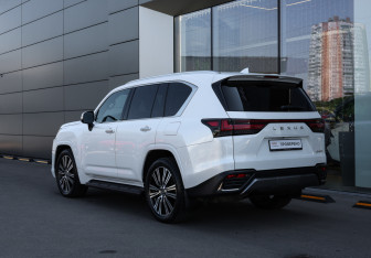 Подержанный автомобиль Lexus LX 2022 года (7 фото)