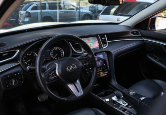 Подержанный автомобиль Infiniti QX50 2018 года (12 фото)