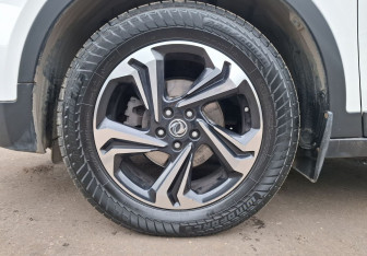 Подержанный автомобиль DongFeng AX7 2019 года (9 фото)