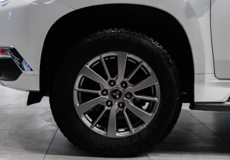 Подержанный автомобиль Mitsubishi Pajero Sport 2017 года (28 фото)