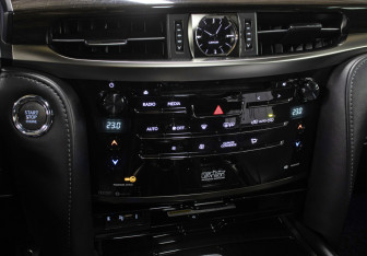 Подержанный автомобиль Lexus LX 2017 года (19 фото)