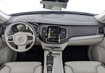 Подержанный автомобиль Volvo XC90 2017 года (14 фото)