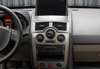 Подержанный автомобиль Renault Megane Sedan 2005 года (14 фото)