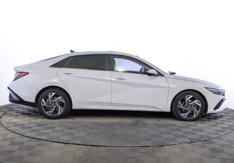 Подержанный автомобиль Hyundai Elantra Sedan 2023 года (4 фото)