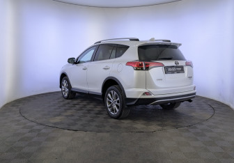 Подержанный автомобиль Toyota RAV4 2019 года (7 фото)