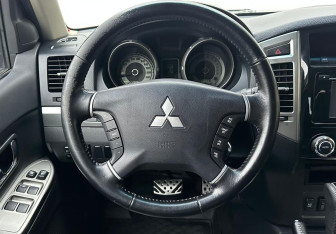 Подержанный автомобиль Mitsubishi Pajero 2015 года (12 фото)
