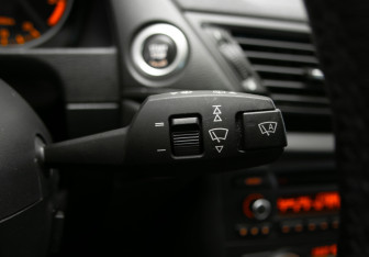Подержанный автомобиль BMW X1 2012 года (18 фото)