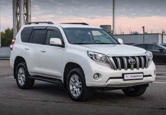 Подержанный автомобиль Toyota Land Cruiser Prado 2015 года (3 фото)