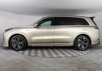 Подержанный автомобиль LiXiang L9 2023 года (8 фото)