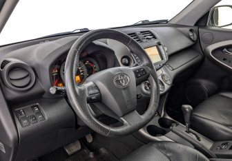 Подержанный автомобиль Toyota RAV4 2012 года (15 фото)