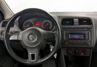 Подержанный автомобиль Volkswagen Polo Sedan 2014 года (21 фото)