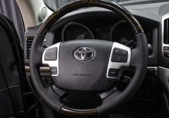 Подержанный автомобиль Toyota Land Cruiser Suv 2015 года (17 фото)