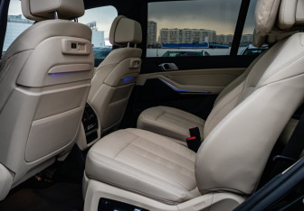 Подержанный автомобиль BMW X7 2021 года (16 фото)