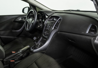 Подержанный автомобиль Opel Astra Sedan 2013 года (9 фото)