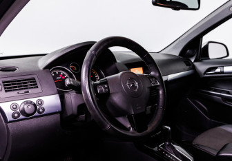 Подержанный автомобиль Opel Astra Wagon 2014 года (12 фото)