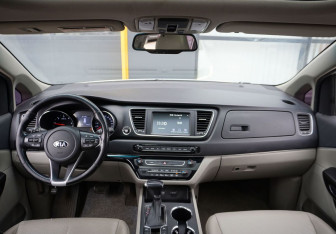 Подержанный автомобиль Kia Carnival 2018 года (12 фото)